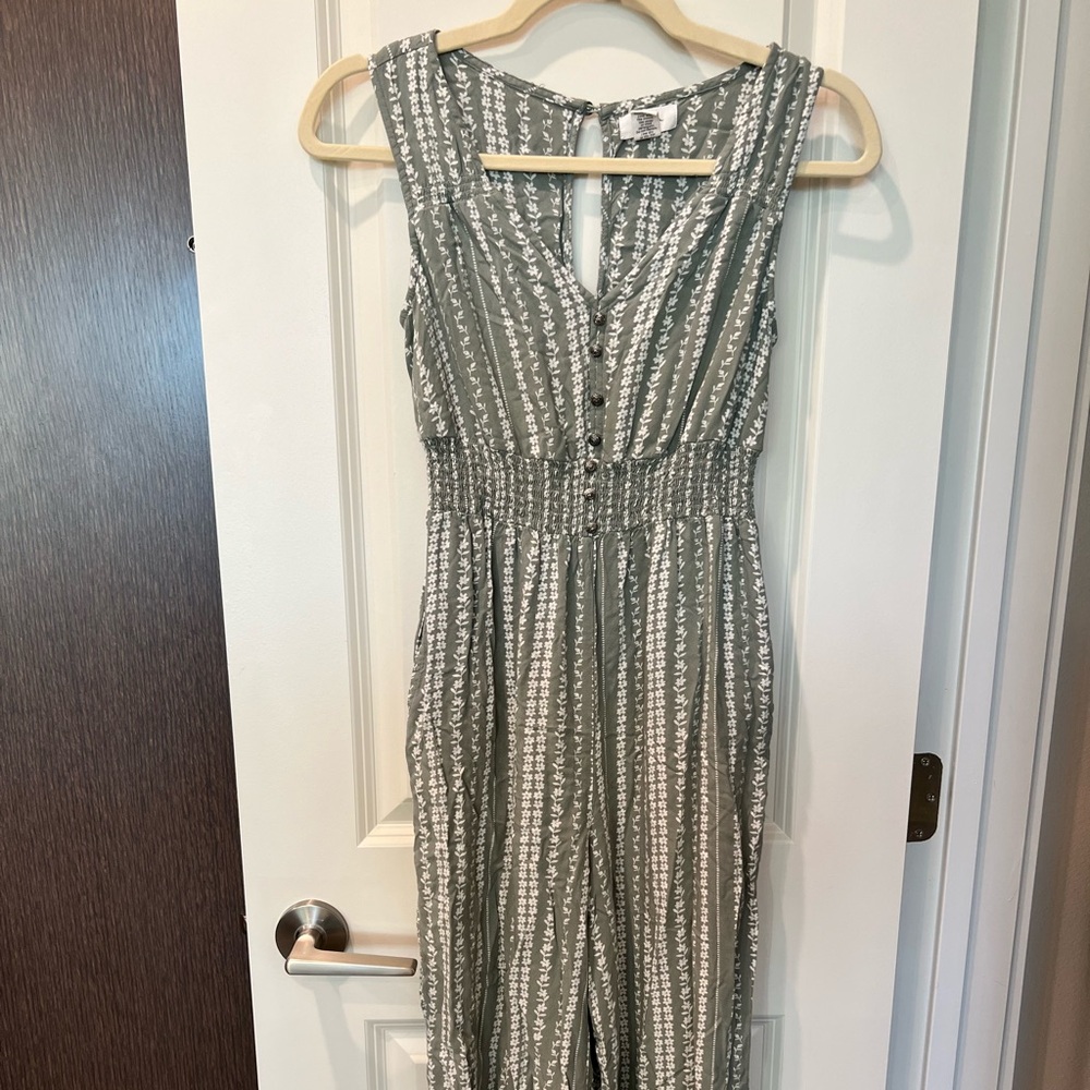 Flowered jumpsuit with pockets - size small
